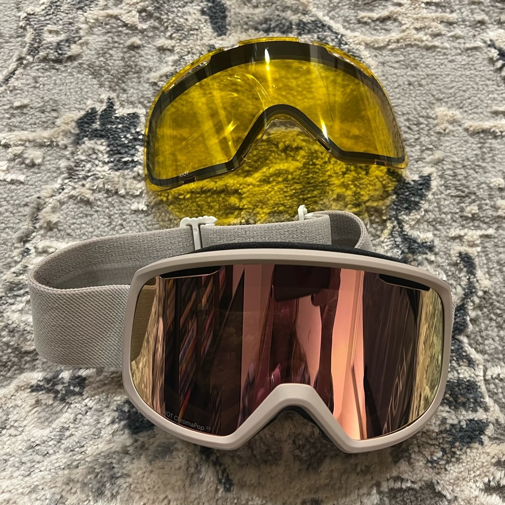 SMITH snowboarding or skiing goggles